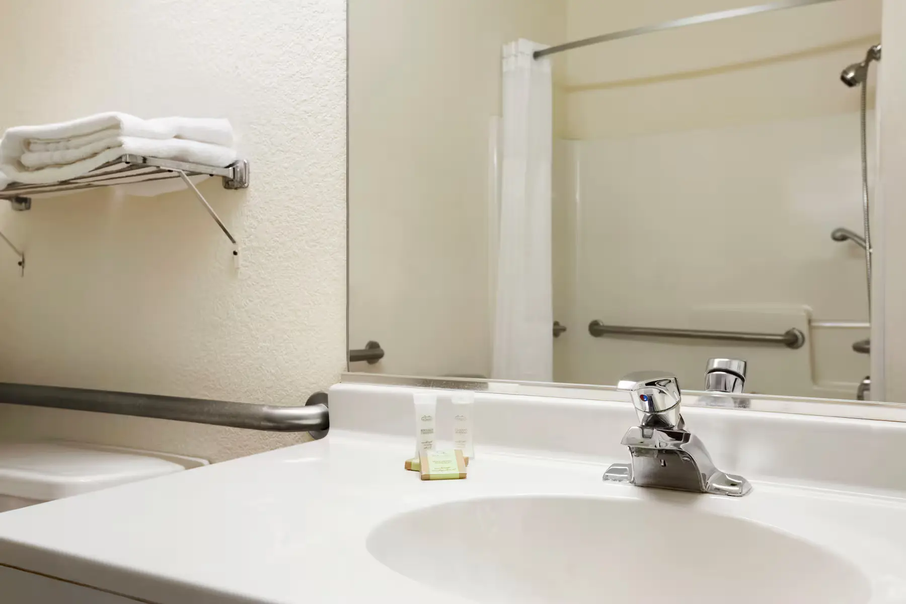 Fresh & Spotless Modern Bathroom Clean and Modern Bathroom